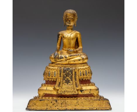 Thailand, verguld bronzen figuur van Boeddha, Rattanakosin periode, 19e eeuw, gezeten in dhyanasana op een getrapte troon, zi