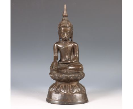 Birma, Shan-stijl bronzen figuur van Boeddha, 20e eeuw, gezeten op een dubbele lotustroon in dhyanasana, zijn handen in varad