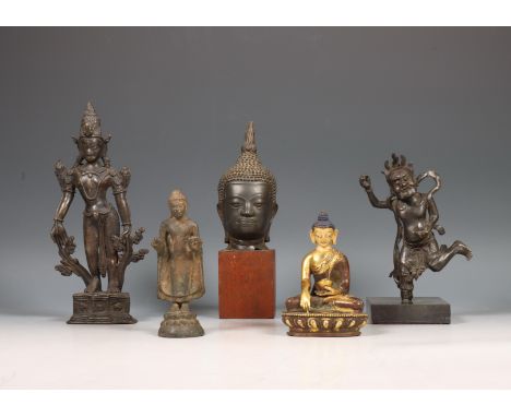 Zuidoost-Azië, collectie diverse bronzen Boeddha's en godheden, bestaande uit een zittende en een staande Boeddha, een staand