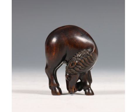 Japan, buxushouten netsuke van een grazend paard, Meiji periode (1868-1912), staande met gebogen hals en hoge rug, gesigneerd