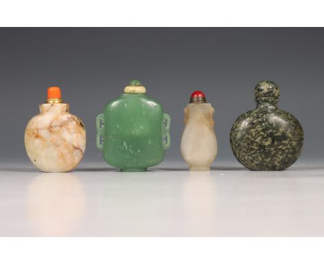 China, drie jade en een groen hardstenen snuifflesje, 19e/20e eeuw, bestaande uit een zeegroene jade snuiffles, een wit geade