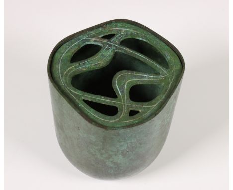 Japan, groen gepatineerd bronzen hangvaasje, gesigneerd Ichiyo Habara (1914-1966), met losse openwerkte deksel, een zijde doo