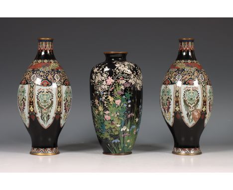 Japan, een paar en een enkel cloisonné emaille vaasje, ca. 1900, het paar gedecoreerd met panelen met gestileerde bloemen en 