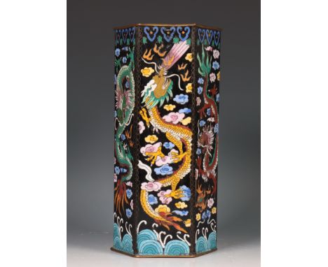 China, cloisonné emaille zeskantige 'draken' vaas, ca. 1900, elke zijde gedecoreerd met een verschillend gekleurde draak tuss