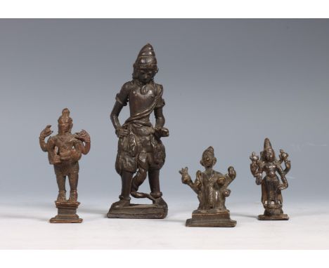 India, bronzen beeldje van een hindoeïstische godheid, 19e eeuw of eerder, daarbij drie kleinere bronzen beeldjes van meerarm