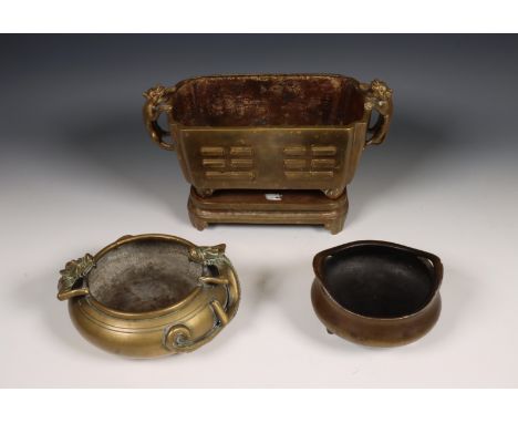 China, drie bronzen wierookbranders, 19e-20e eeuw, een rond, de zijden met twee chilong, een rond glad model op drie poten en