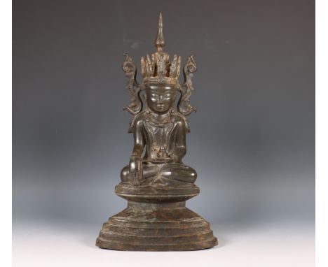 Birma, Shan-stijl bronzen figuur van Boeddha Jambupati, 18e/19e eeuw, zittend in dhyanasana op een getrapte troon, de handen 
