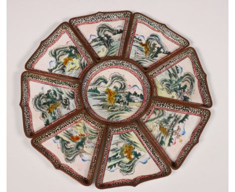 China, Canton emaille hors d'oeuvre set, 19e eeuw, gedecoreerd met bergachtig rivierlandschap, bestaande uit een centraal ron