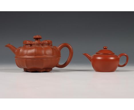 China, twee Yixing aardewerken trekpotjes, 20e eeuw, een in de vorm van een lotus, de ander in glad model, gesigneerd met zev
