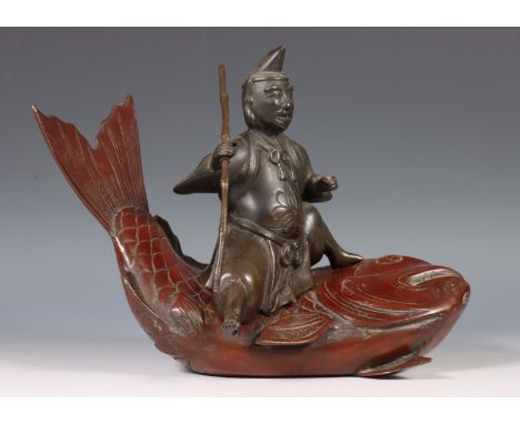 Japan, samengestelde bronzen wierookbrander, 19e/ 20e eeuw, gevormd als karper, de samengestelde deksel als figuur met bamboe