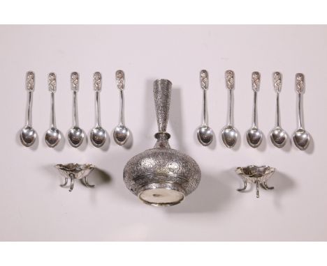 India, zilveren sprenkelaar en China, set van tien theelepels en paar zoutvaatjes, 19e/20e eeuw, de sprenkelaar met florale m