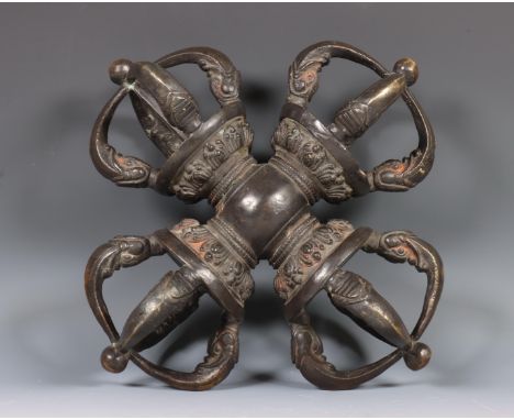 Tibet, grote bronzen ceremoniële dubbele vajra, 20e eeuw, de uiteindes gegoten met makala-hoofden (enkele beschadigingen) [1]