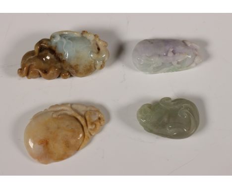 China, vier jade snijwerkjes, 19e/20e eeuw, alle verschillend gesneden met chilong en vleermuizen op een vrucht, de steen var