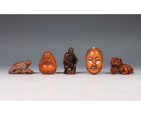 Japan, vijf houten netsuke, 20e eeuw, vier met signatuur [5]  