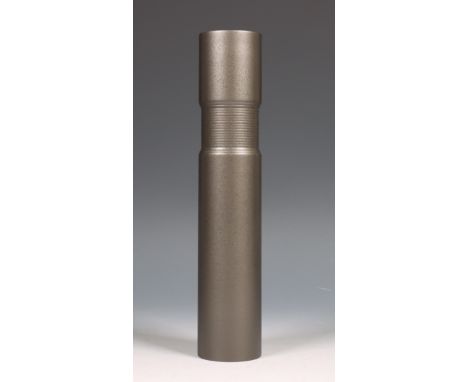 Japan, bronzen cilindervaas met grijs metallic patina, gesigneerd Hara Masuo (1934), Showa periode (1926-1989), gemodelleerd 