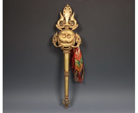 Tibet, bronzen ceremoniële scepter, khatvanga, 20e eeuw, de bovenzijde gemodelleerd met schedel en vlammen, de onderzijde met