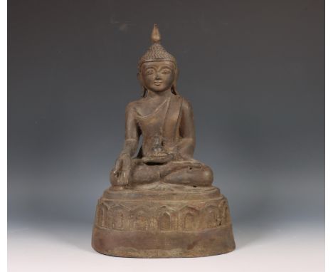 Birma, bronzen figuur van Boeddha, 20e eeuw, gezeten in dhyanasana met zijn handen in varadamudra (slijtage, enkele defecten)