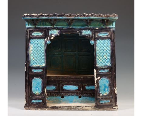 China, turquoise en aubergine geglazuurd aardewerken model van een bed, Ming-dynastie, gemodelleerd met geornamenteerde ombou