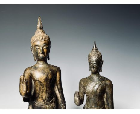 Thailand, twee Ayutthaya bronzen figuren van Boeddha, circa 16e eeuw, beide in staande positie en met de rechterhand in abhay