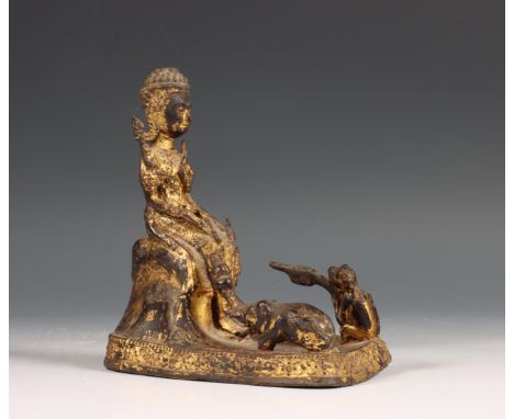 Thailand, verguld bronzen figuur van Boeddha, circa 1900, gezeten op een troon voor een kleine figuur van een olifant en een 