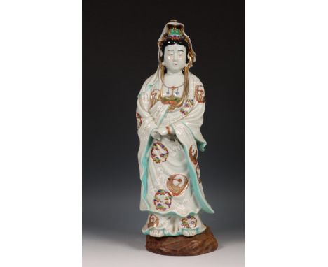 Japan, polychroom porseleinen figuur van Guanyin, 19e/ 20e eeuw, in staande positie, haar lange gewaad gedecoreerd met feniks