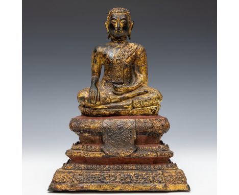 Thailand, verguld bronzen figuur van Boeddha, Rattanakosin periode, 19e eeuw, gezeten in dhyanasana op een getrapte troon, zi