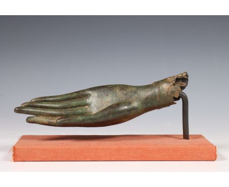 Thailand, bronzen hand, mogelijk 14e eeuw, fragment, op standaard (beschadigingen en restauraties) Christie's Amsterdam, 21 n