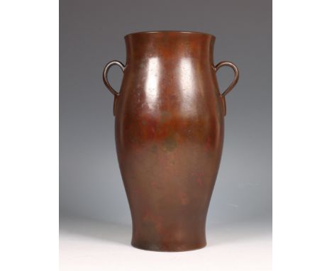 Japan, bronzen oorvaas met bruin gevlamd patina, gesigneerd Ichiro Kitamura, Taisho periode (1912-1926), de gebolde vaas met 
