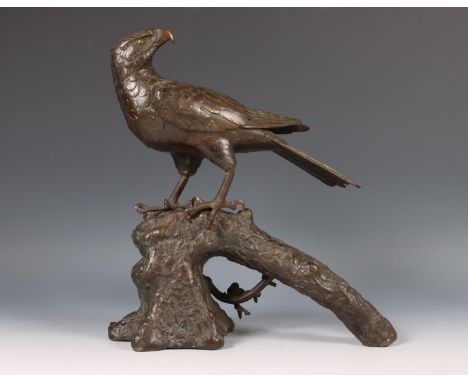 Japan, bronzen sculptuur van een adelaar, Meiji periode (1868-1912), realistisch gemodelleerd met veren in reliëf, op rotsblo