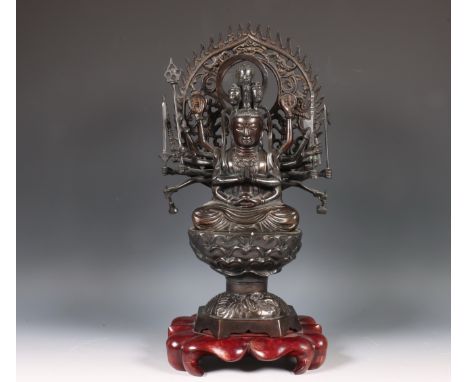 Japan, bronzen figuur van Avalokitesvara, modern, de godheid gezeten op een lotustroon, de vele armen met verschillende attri