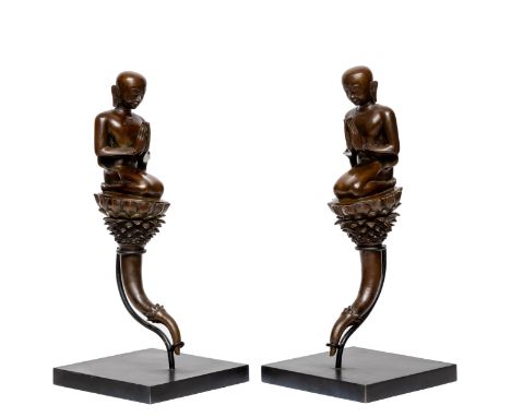 Birma, paar bronzen tempeldienaren, 20e eeuw, beide gezeten in contemplatieve houding op een lotus [2] h. 60 cm Burma, pair o