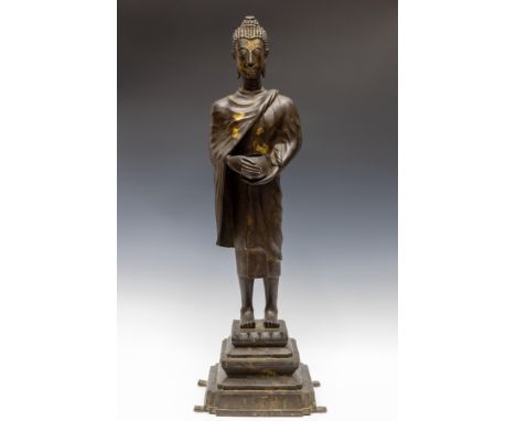 Thailand, Ayutthaya-stijl bronzen figuur van Boeddha Bhikshu, vroege 19e eeuw, staand op een getrapte standaard met een bedel
