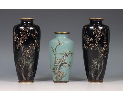 Japan, een paar en een enkel cloisonné emaille vaasje, 20e eeuw, het paar verschillend gedecoreerd met vogels en prunus op ee