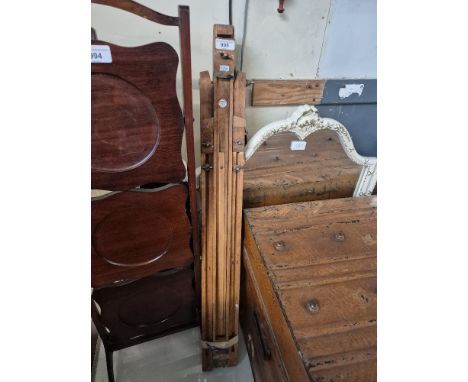 A Windsor &amp; Newton adjustable artist's easel. 