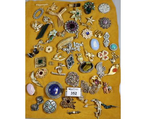 Box of approximately 50 vintage brooches, varying forms to include Celtic designs, animals, etc.(B.P. 21% + VAT) 