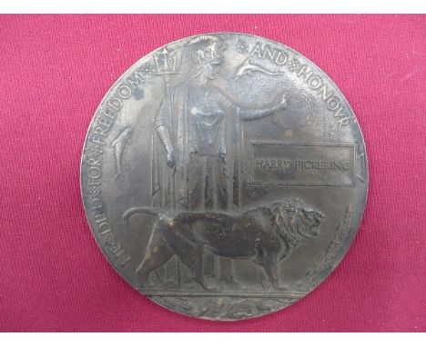 WW1 Casualty Death Plaque circular bronze plaque 'He Died For Freedom and Honour'. Named to 'Harry Pickering'.