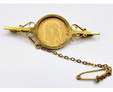 An Edward VII 1905 half sovereign tie pin, good condition in a coin mount with safety chain. 7.4gms all in.