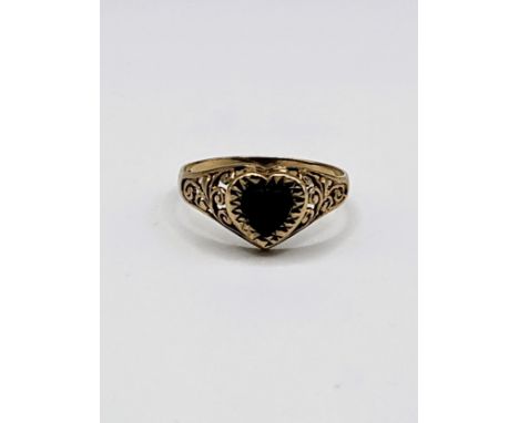A 9ct yellow gold ring set with heart shaped black onyx in illusion type setting (loose kin setting), boxed. Size 1.4gms. Siz