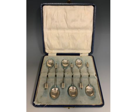 A set of six George V silver bean-end coffee spoons, Birmingham 1931, cased 