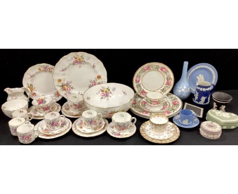 Royal Crown Derby ‘ Derby Posie’ ware including; large bowl, 24cm dia, milk jug, sugar bowl, dinner plate, etc; Spode tea cup