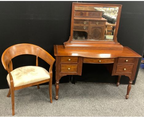 A Willis and Gambier ‘Antoinette’ model (or similar) dressing table, with conforming chair, (2). 