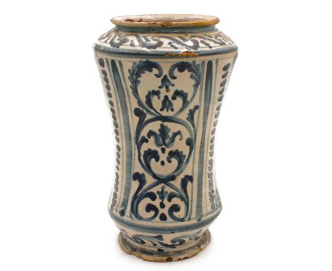 Antica maiolica decorata con motivi vegetali in azzurro su fondo bianco. Caltagirone, datato sul retro 1803. Cm H 30.&lt;br&g