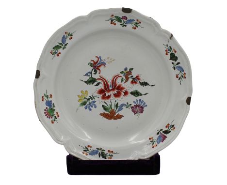 Antica ceramica decorata con motivi floreali e vegetali policromi su fondo bianco. Milano, fine secolo XVIII. Cm d 31.&lt;br&