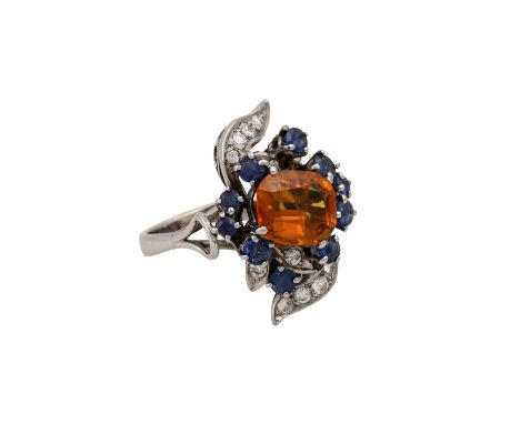 Ring mit orangefarbenem Saphir im Kissenschliff von ca. 2 ct, weitere kleine blaue Saphire, kleine Diamanten zus. ca. 0,15 ct