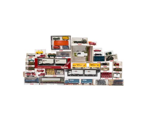 WIKING/HERPA 35-tlg Konvolut Fahrzeuge und Zubehörsets im Maßstab 1:87, HERPA: zwei LKW's, WIKING:  6 LKW's, 1 Mähdrescher, 1