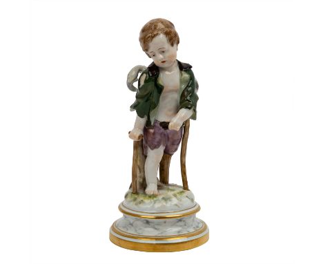 MEISSEN "Amor als Bettler" nach 1860. Weißporzellan mit polychromer Fassung, Amor mit zerrissener Kleidung, auf marmoriertem 