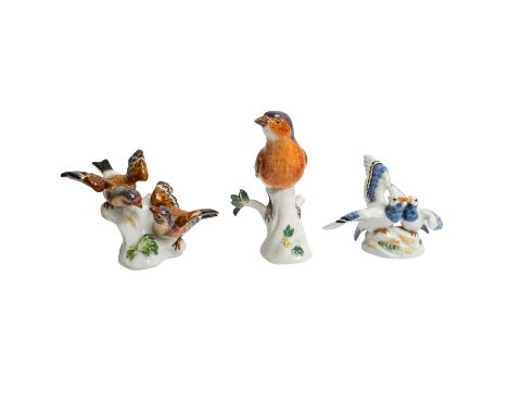 MEISSEN 3 Figuren 'Vögel', 1. und 2. Wahl, 20. Jhd. Buchfink auf einem Astsockel, Modell-Nr. 77055, H. ca. 13,5cm, Fehlstelle