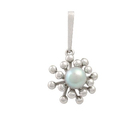 Anhänger mit grauer Zuchtperle ca. 8,5 mm, WG 14K, L: ca. 3,5 cm, 20./21. Jh., leichte Tragespuren.| Pendant with grey cultur