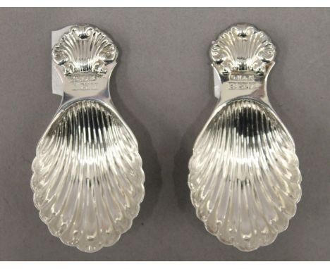 Two silver shell bowl caddy spoons. 8 cm long. 42.7 grammes.