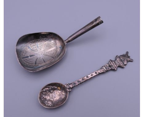 A Georgian silver caddy spoon and a Continental 830 silver teaspoon. The former 8 cm long.